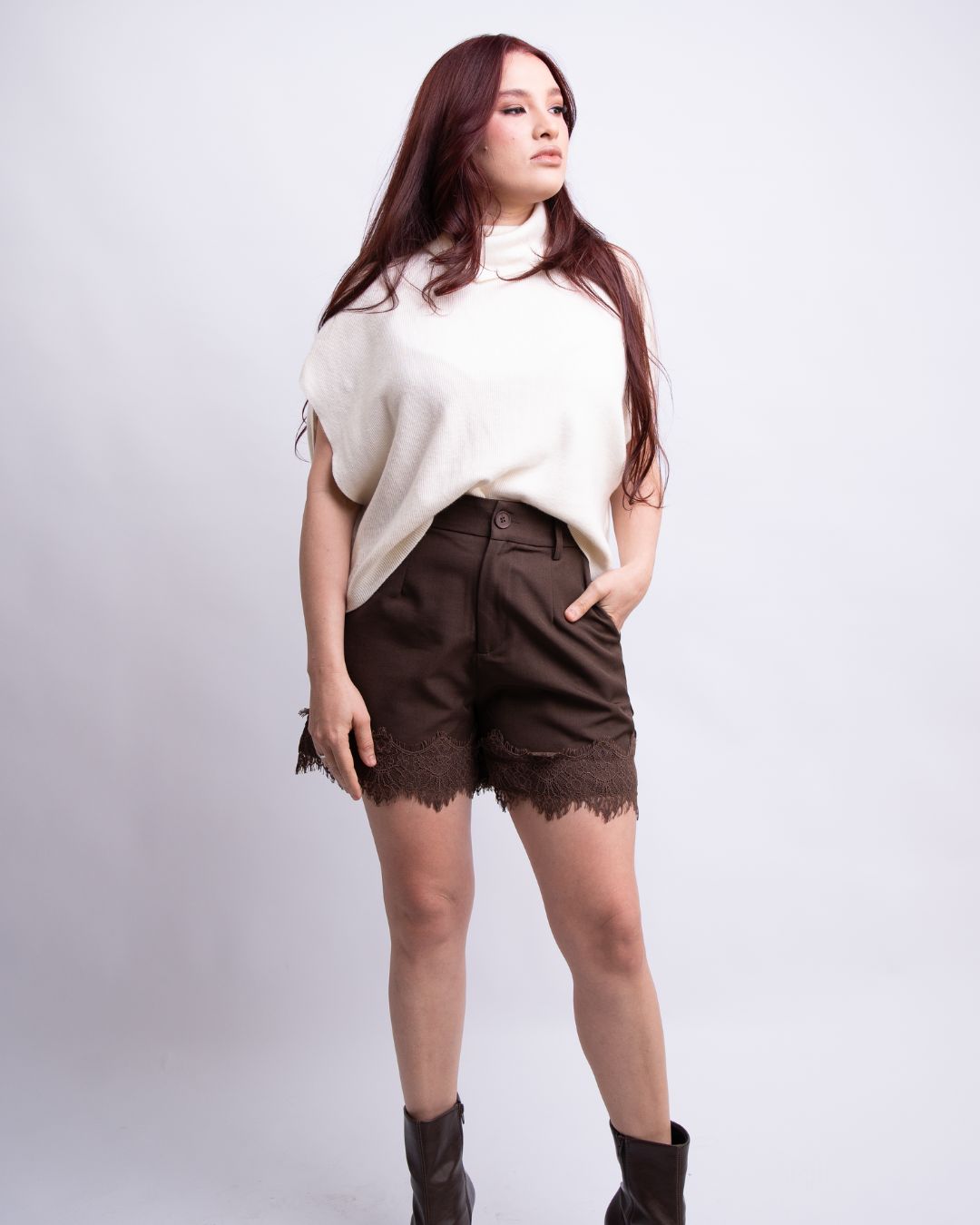 Modelo usando look Valenti