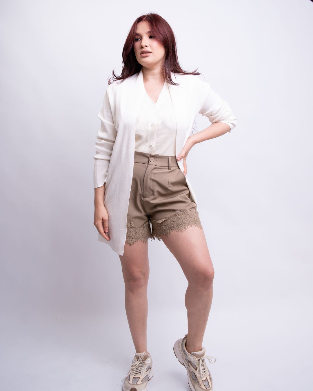 Modelo usando look Valenti