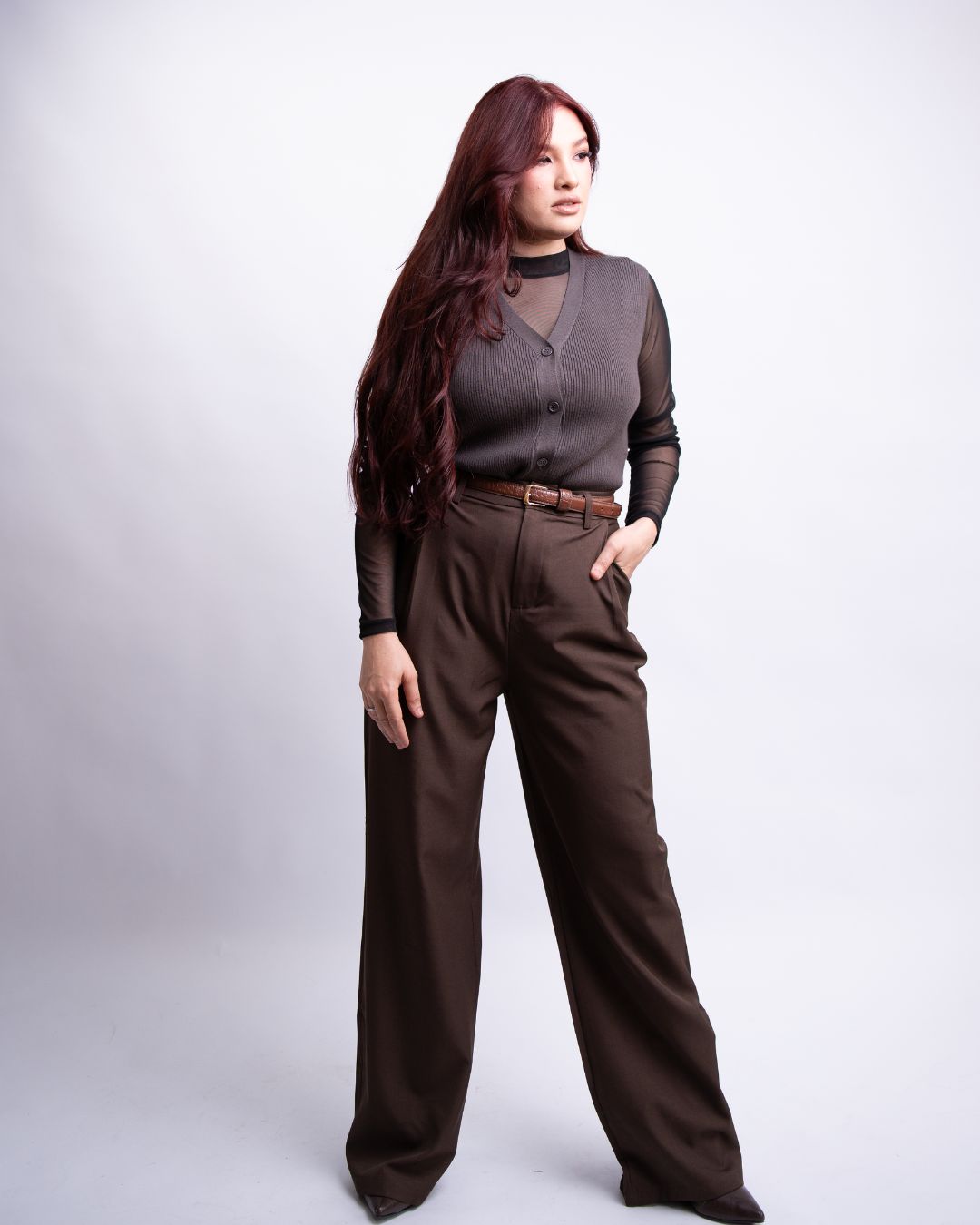Modelo usando look Valenti